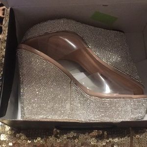 BRAND NEW!!Wedge heels with robe stones